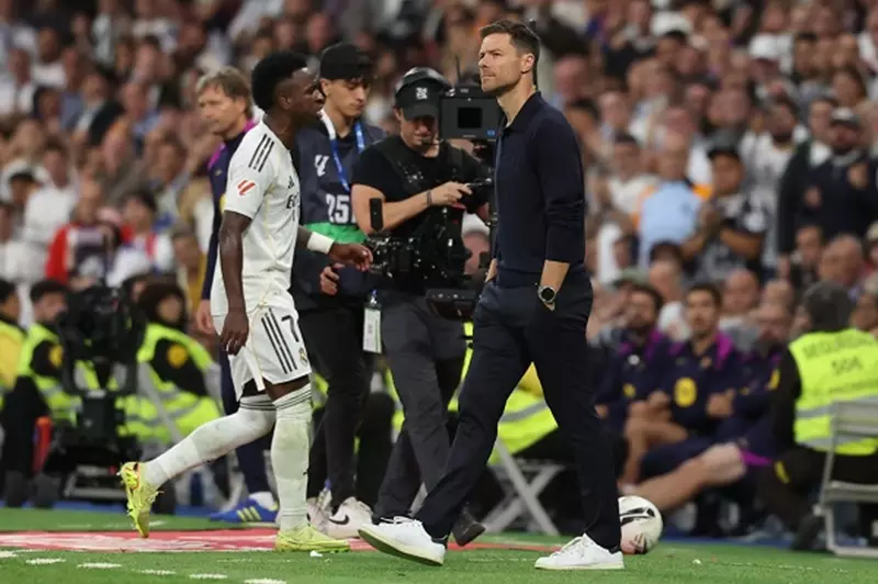 ذا أثلتيك: توتر العلاقة بين ألونسو ونجوم ريال مدريد